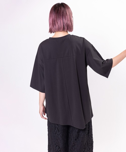 OSMOSIS(オズモーシス)の「切替イレギュラーヘムTシャツ(Tシャツ/カットソー・レディース・ブラック/ホワイト/ホワイト×ブラック・ONE SIZE)」の12枚目の写真