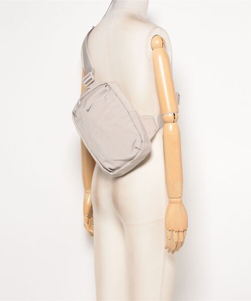 NIKE(ナイキ)の「ナイキ オーラ クロスボディバッグ (5L) / Nike Aura Crossbody Bag (5L) HF7038-236 Cream II(ボディバッグ/ウエストポーチ・メンズ・ブラウン系その他2・ONE SIZE)」の5枚目の写真
