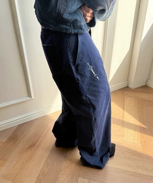 FreeZone(フリーゾーン)の「アシンメトリージップデザインワイドパンツ(チノパンツ・メンズ・ブルー・S/M/L)」の2枚目の写真