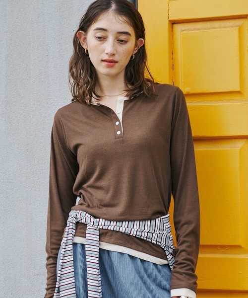 GEORGE'S(ジョージズ)の「レイヤードヘンリーネックT(Tシャツ/カットソー・レディース・ベージュ系その他/ブラウン系その他/グレー系その他・FREE)」の3枚目の写真