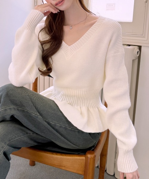 Ada.(エイダ)の「ウエストリブ ペプラム フリル Vネック リブ切替 ショート丈 ニット(ニット/セーター・レディース・グレー/ブラック/ブラウン/ホワイト・FREE)」の1枚目の写真
