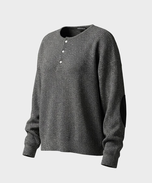 NOCTO ARCHIVE(ノクトアーカイブ)の「NOCTO ARCHIVE/ノクト アーカイブ Elbow Patch Henley Neck Knit(ニット/セーター・メンズ・チャコールグレー/ブラック・MEDIUM/LARGE)」の1枚目の写真