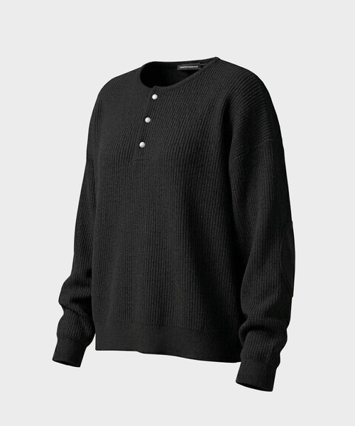 NOCTO ARCHIVE(ノクトアーカイブ)の「NOCTO ARCHIVE/ノクト アーカイブ Elbow Patch Henley Neck Knit(ニット/セーター・メンズ・チャコールグレー/ブラック・MEDIUM/LARGE)」の2枚目の写真