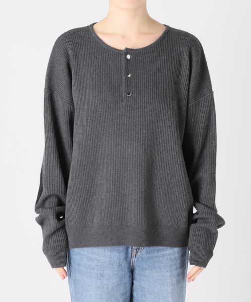 NOCTO ARCHIVE(ノクトアーカイブ)の「NOCTO ARCHIVE/ノクト アーカイブ Elbow Patch Henley Neck Knit(ニット/セーター・メンズ・チャコールグレー/ブラック・MEDIUM/LARGE)」の3枚目の写真
