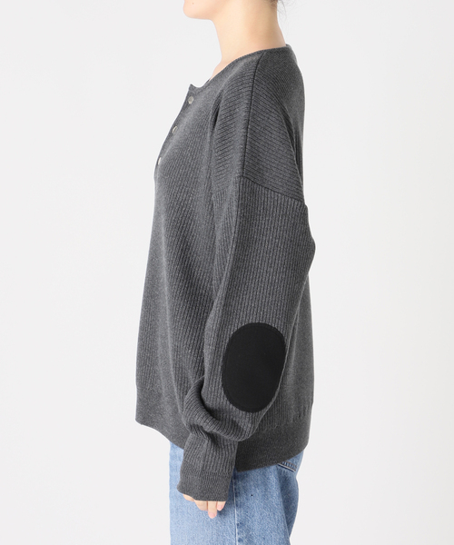 NOCTO ARCHIVE(ノクトアーカイブ)の「NOCTO ARCHIVE/ノクト アーカイブ Elbow Patch Henley Neck Knit(ニット/セーター・メンズ・チャコールグレー/ブラック・MEDIUM/LARGE)」の4枚目の写真
