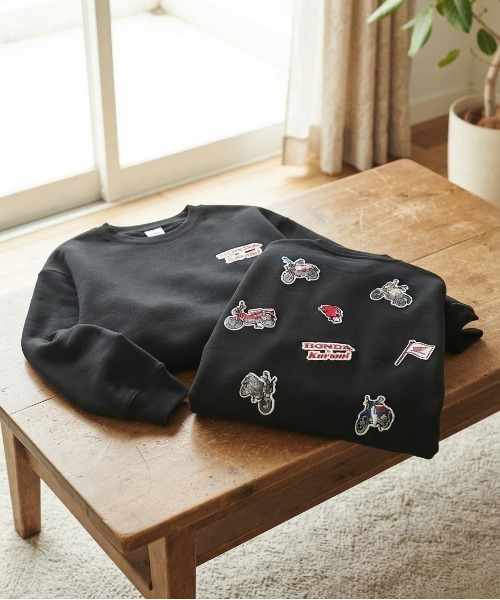 ALWAYS GOOD TIME(オルウェイズグッドタイム)の「【HONDA/ホンダ×Sanrio/サンリオ】HONDA×はぴだんぶい フロッキー・ワッペン クルーネックスウェット(裏起毛) ユニセックス(スウェット・レディース・スミクロ/ブラック/ブラウン/オフホワイト・MEDIUM/LARGE)」の2枚目の写真