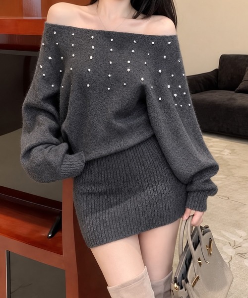 CANVAS+(キャンバスプラス)の「【CANVAS+】ラインストーンオフショルニットミニワンピース(ワンピース・レディース・オフホワイト/ブラック/レッド/ベージュ/グレー・M)」の4枚目の写真
