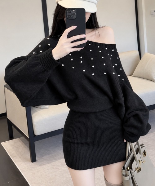 CANVAS+(キャンバスプラス)の「【CANVAS+】ラインストーンオフショルニットミニワンピース(ワンピース・レディース・オフホワイト/ブラック/レッド/ベージュ/グレー・M)」の3枚目の写真