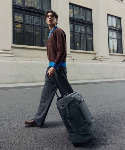 TUMI(トゥミ)の「【TUMI | SOPH.】ALPHA BRAVO コンバーチブル・2ウィール・バックパック・キャリーオン スーツケース(機内持ち込みサイズ) 1泊~3泊程度(スーツケース/キャリーバッグ・メンズ・グレー系その他2・FREE)」の2枚目の写真