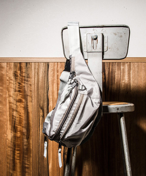 INDISPENSABLE （インディスペンサブル）の「INDISPENSABLE　WAIST BAG ATTACH（ボディバッグ/ウエストポーチ・メンズ・ブラック/ベージュ/ネイビー/カーキ/ダークグレー・FREE）」の3枚目の写真