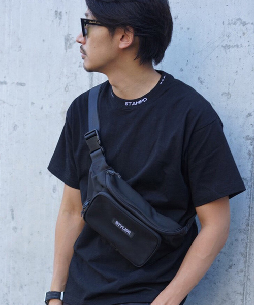 STYLISE（スタイライズ）の「【STYLISE ORIGINAL】BODY BAG（ボディバッグ/ウエストポーチ・メンズ・ブラック/レッド・ONESIZE）」の2枚目の写真