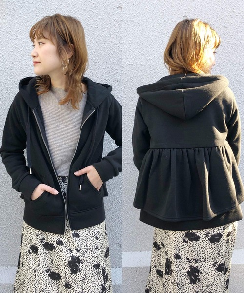 PICCIN(ピッチン)の「バックフリル裏起毛フーディー(パーカー・レディース・ブラック/グレー・MEDIUM/LARGE)」の1枚目の写真