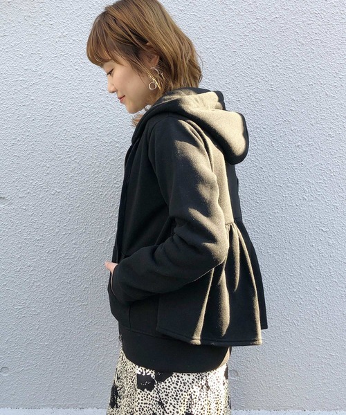 PICCIN(ピッチン)の「バックフリル裏起毛フーディー(パーカー・レディース・ブラック/グレー・MEDIUM/LARGE)」の4枚目の写真