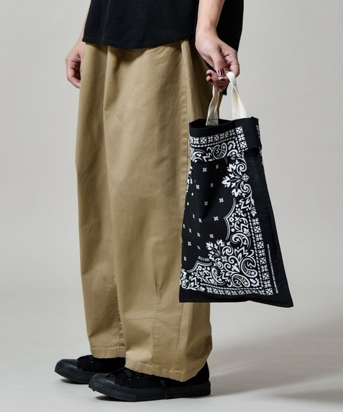 ALLAND（オルランド）の「ALLAND/オルランド バンダナ柄エコバッグ BANDANA BAG（エコバッグ/サブバッグ・メンズ・ブラック×ホワイト/ブラック系その他/ブラウン系その他/ブルー系その他/ブルー系その他2/ブルー系その他3・FREE）」の4枚目の写真