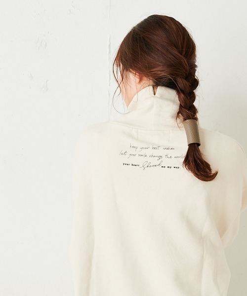 PUAL CE CIN(ピュアルセシン)の「裏毛ロゴプリントハイネックプルオーバー(Tシャツ/カットソー・レディース・ナチュラル/チャコールグレー・FREE)」の4枚目の写真