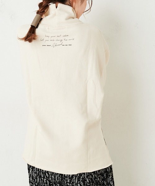 PUAL CE CIN(ピュアルセシン)の「裏毛ロゴプリントハイネックプルオーバー(Tシャツ/カットソー・レディース・ナチュラル/チャコールグレー・FREE)」の3枚目の写真
