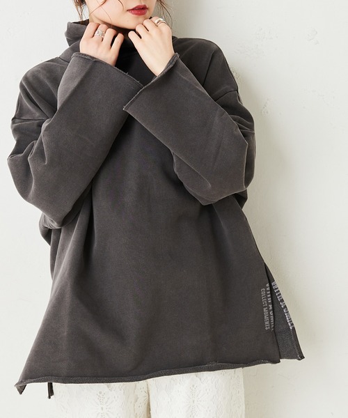 PUAL CE CIN(ピュアルセシン)の「裏毛ロゴプリントハイネックプルオーバー(Tシャツ/カットソー・レディース・ナチュラル/チャコールグレー・FREE)」の9枚目の写真
