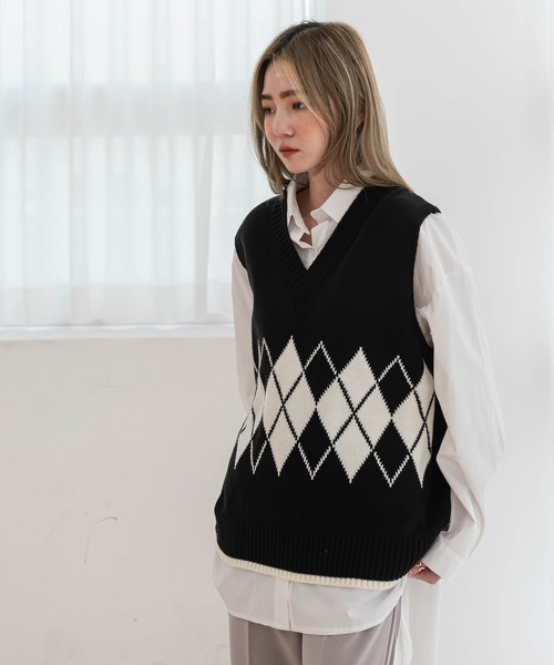 UNE MANSION（ユヌマンション）の「Vネックアーガイルニットベスト（ベスト・レディース・ブラック/オリーブ/オートミール・FREE）」の2枚目の写真