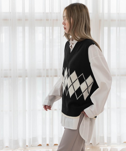 UNE MANSION（ユヌマンション）の「Vネックアーガイルニットベスト（ベスト・レディース・ブラック/オリーブ/オートミール・FREE）」の17枚目の写真