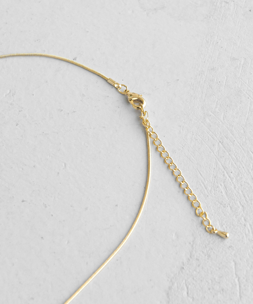 Abahouse Devinette（ドゥヴィネット）の「【9-22】ツイストオーバル配色ネックレス（ネックレス・レディース・ゴールド・フリー）」の4枚目の写真