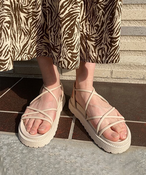 Factor=（ファクターイコール）の「コードレースアップ厚底フラットサンダル（サンダル・レディース・ブラック/アイボリー・S/M/L）」の9枚目の写真