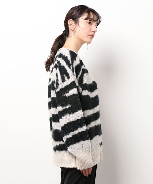 BONbazaar（ボンバザール）の「表面起毛ゼブラ柄ジャガードカーディガン（カーディガン/ボレロ・レディース・ブラック/オレンジ・FREE）」の4枚目の写真