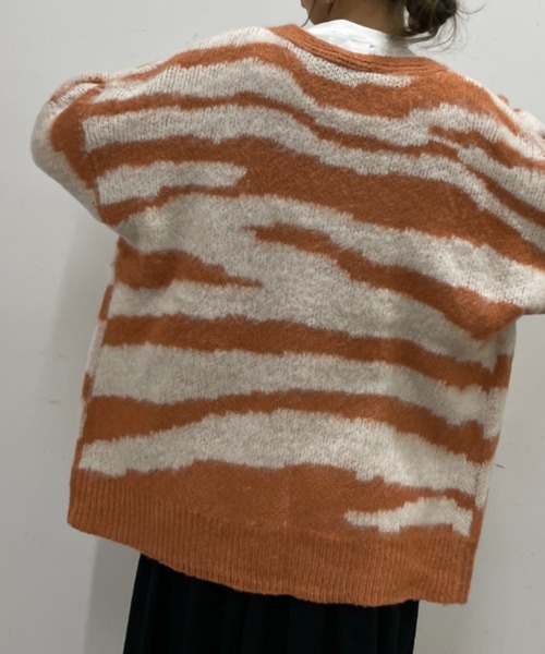 BONbazaar（ボンバザール）の「表面起毛ゼブラ柄ジャガードカーディガン（カーディガン/ボレロ・レディース・ブラック/オレンジ・FREE）」の13枚目の写真