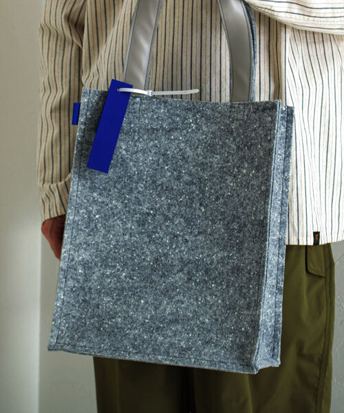 GLOSTER（グロスター）の「【BLAW/ブラウ】デッドストックフェルトトート 縦型Mサイズ VERTICAL（トートバッグ・メンズ・グレー・FREE）」の3枚目の写真