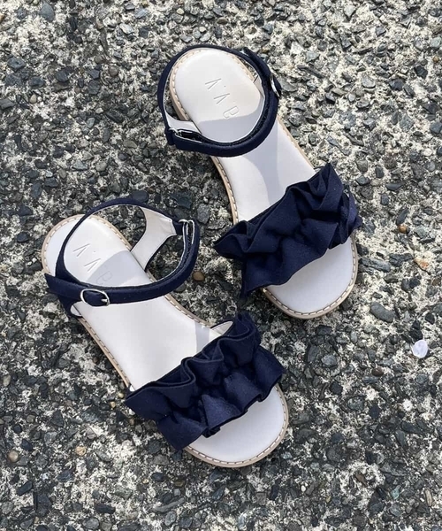 a.v.v（アーヴェヴェ）の「[KIDS]フリルフラットサンダル（サンダル・キッズ・ネイビー/ライトピンク/ライトブルー/ブラウン・19/22/23/24/20/18/21/17）」の4枚目の写真