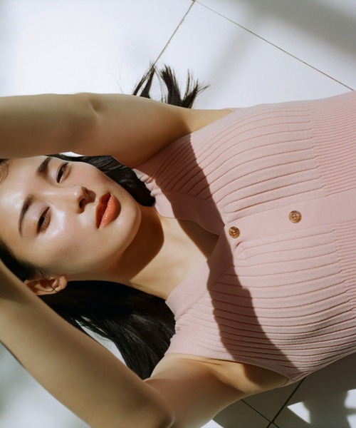 SNIDEL(スナイデル)の「Sustainableフロントボタンニットワンピース(ワンピース・レディース・ネイビー/グレー/レッド/ピンク・FREE)」の5枚目の写真