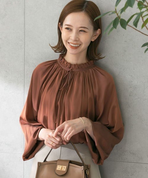 URBAN RESEARCH ROSSO WOMEN（アーバンリサーチ　ロッソ）の「2WAYネックフリルブラウス（シャツ/ブラウス・レディース・チャコールグレー/オフホワイト/レッド系その他・FREE）」の3枚目の写真