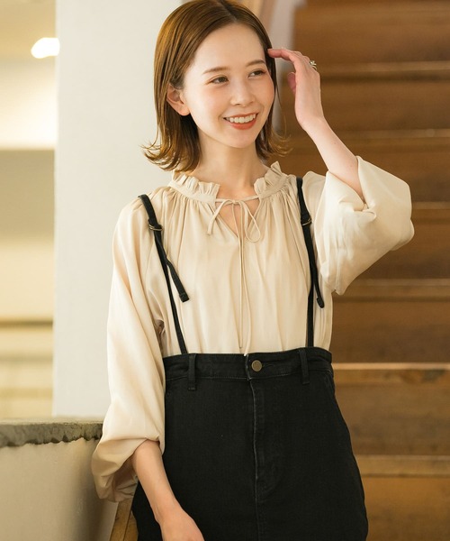 URBAN RESEARCH ROSSO WOMEN（アーバンリサーチ　ロッソ）の「2WAYネックフリルブラウス（シャツ/ブラウス・レディース・チャコールグレー/オフホワイト/レッド系その他・FREE）」の2枚目の写真