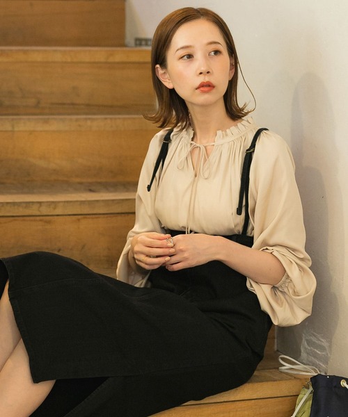 URBAN RESEARCH ROSSO WOMEN（アーバンリサーチ　ロッソ）の「2WAYネックフリルブラウス（シャツ/ブラウス・レディース・チャコールグレー/オフホワイト/レッド系その他・FREE）」の6枚目の写真