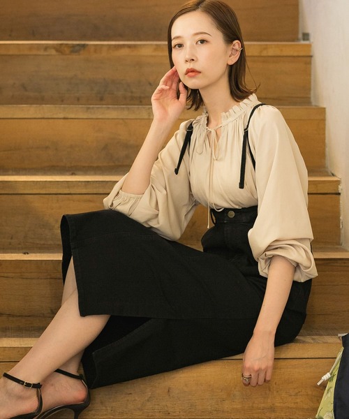 URBAN RESEARCH ROSSO WOMEN（アーバンリサーチ　ロッソ）の「2WAYネックフリルブラウス（シャツ/ブラウス・レディース・チャコールグレー/オフホワイト/レッド系その他・FREE）」の7枚目の写真