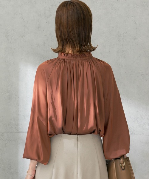 URBAN RESEARCH ROSSO WOMEN（アーバンリサーチ　ロッソ）の「2WAYネックフリルブラウス（シャツ/ブラウス・レディース・チャコールグレー/オフホワイト/レッド系その他・FREE）」の14枚目の写真