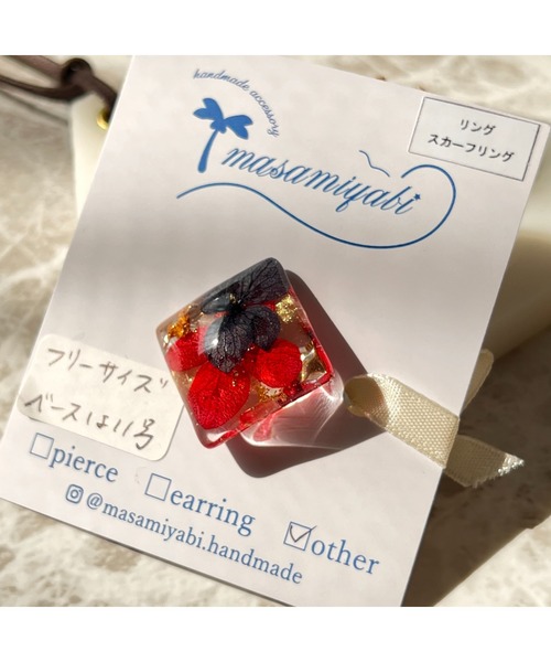 tone(トーン)の「【masamiyabi】お花やシェルのフリーサイズリング(MA)(リング・レディース・グレー/レッド/ホワイト/イエロー/クリア/ブルー/オレンジ/グリーン/ブラック/ブラック×レッド/アクア/A・FREE)」の2枚目の写真