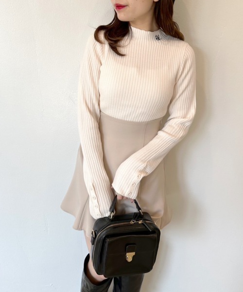 OLIVE des OLIVE（オリーブデオリーブ）の「袖口ボタンリブニット（ニット/セーター・レディース・ブラック/ブラウン/オフホワイト/サックスブルー・FREE）」の7枚目の写真