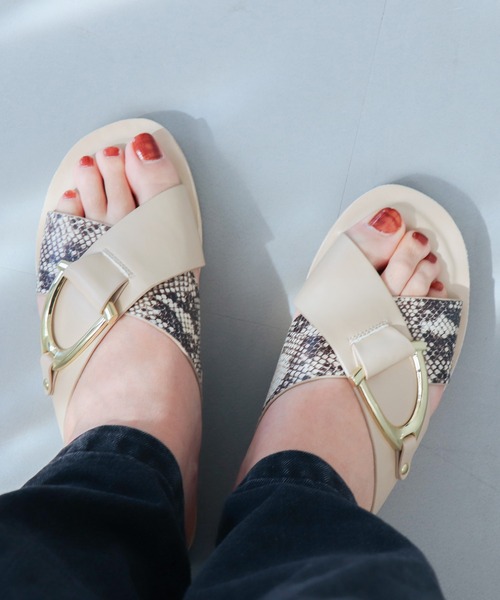 EVOL（イーボル）の「【EVOL】ゴールドバックルクロスベルトフラットサンダル IU5050（サンダル・レディース・キャメル/ホワイト/ブラック/ベージュ系その他・S/M/L/LL）」の4枚目の写真