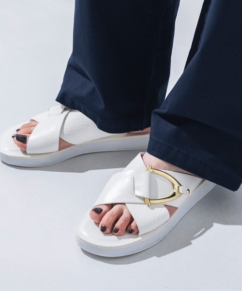 EVOL（イーボル）の「【EVOL】ゴールドバックルクロスベルトフラットサンダル IU5050（サンダル・レディース・キャメル/ホワイト/ブラック/ベージュ系その他・S/M/L/LL）」の5枚目の写真