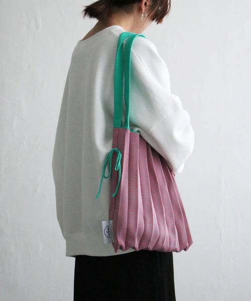 notch.（ノッチ）の「アコーディオンプリーツニットトート（トートバッグ・レディース・ブルー/イエロー/ピンク/グリーン・ONESIZE）」の4枚目の写真