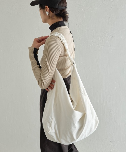 ear PAPILLONNER(イアパピヨネ)の「《雨や摩擦に強いロクヨンクロス使用》ドローコード2wayショルダーバッグLサイズ(ショルダーバッグ・レディース・ブラック/ホワイト/カーキ・FREE)」の14枚目の写真
