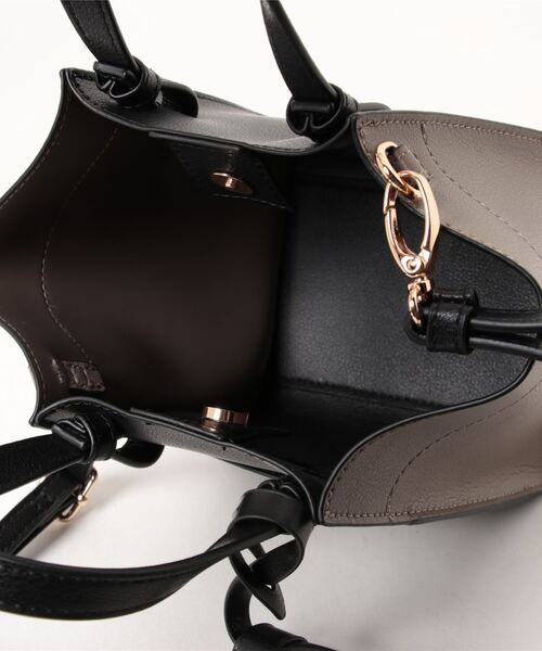 ROSELLINI(ロゼリーニ)の「【ROSELLINI/ロゼリーニ】 タッセルチャーム付 軽量配色タッセルポケットトートバッグS(トートバッグ・レディース・ダークグリーン/ピンク/ベージュ系その他/ダークブラウン/ブラック・FREE)」の6枚目の写真