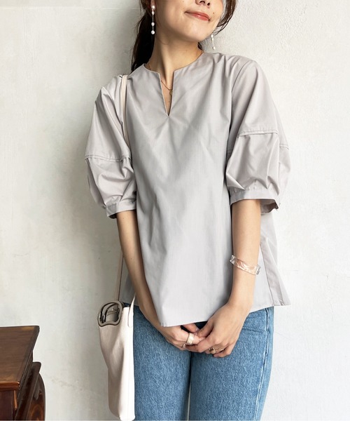 Chez toi（シェトワ）の「キーネックランタンスリーブブラウス（シャツ/ブラウス・レディース・オフホワイト/ブルー/グレイッシュベージュ・FREE）」の2枚目の写真