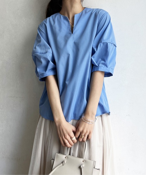 Chez toi（シェトワ）の「キーネックランタンスリーブブラウス（シャツ/ブラウス・レディース・オフホワイト/ブルー/グレイッシュベージュ・FREE）」の11枚目の写真