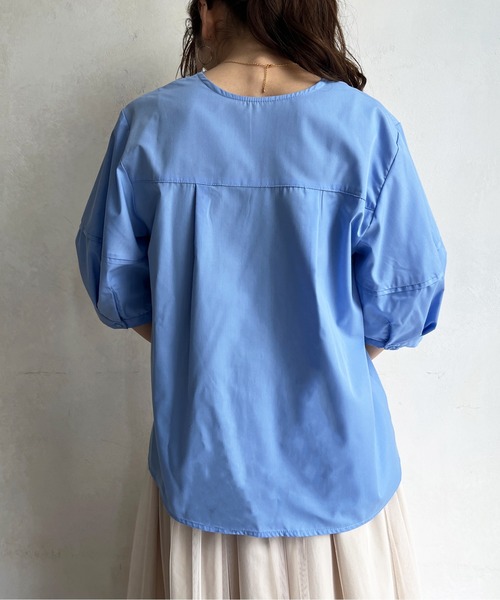 Chez toi（シェトワ）の「キーネックランタンスリーブブラウス（シャツ/ブラウス・レディース・オフホワイト/ブルー/グレイッシュベージュ・FREE）」の8枚目の写真