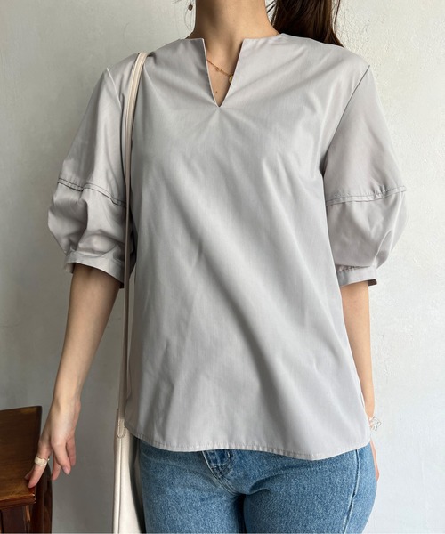 Chez toi（シェトワ）の「キーネックランタンスリーブブラウス（シャツ/ブラウス・レディース・オフホワイト/ブルー/グレイッシュベージュ・FREE）」の21枚目の写真