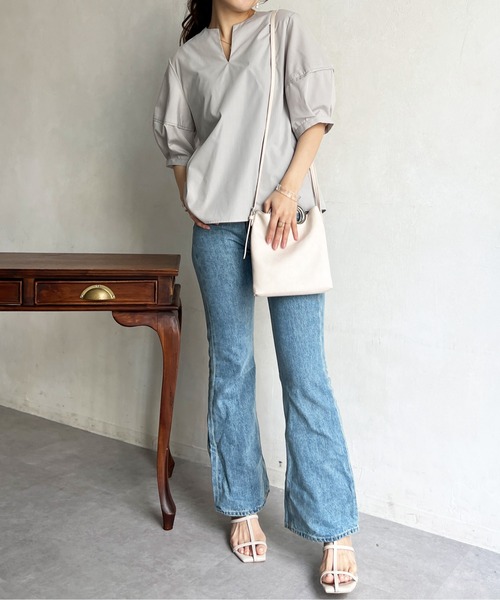Chez toi（シェトワ）の「キーネックランタンスリーブブラウス（シャツ/ブラウス・レディース・オフホワイト/ブルー/グレイッシュベージュ・FREE）」の15枚目の写真
