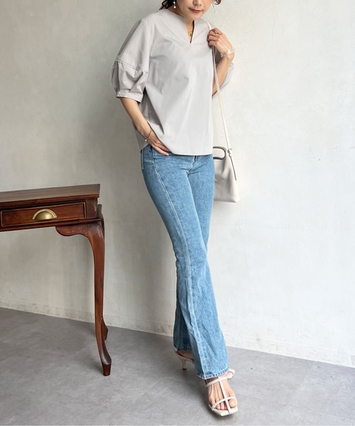 Chez toi（シェトワ）の「キーネックランタンスリーブブラウス（シャツ/ブラウス・レディース・オフホワイト/ブルー/グレイッシュベージュ・FREE）」の12枚目の写真