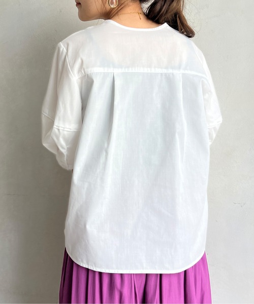 Chez toi（シェトワ）の「キーネックランタンスリーブブラウス（シャツ/ブラウス・レディース・オフホワイト/ブルー/グレイッシュベージュ・FREE）」の6枚目の写真
