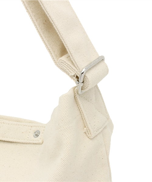 LBC（エルビーシー）の「【POLAR BEAR BENJAMIN】キャンパスクマ刺繍ショルダーバッグ  （ショルダーバッグ・レディース・レッド/イエロー/ターコイズブルー/ピンク/ブラック/ライトブルー/ライトブラウン/オリーブ・ONE SIZE）」の10枚目の写真